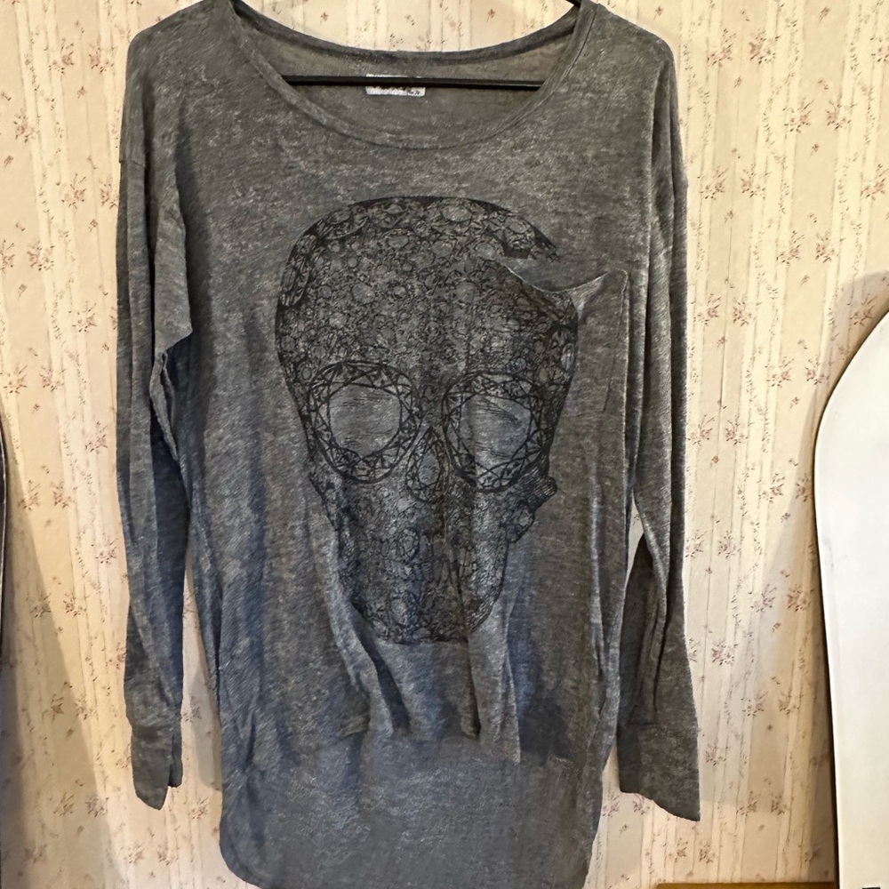 Gray Skull Graphic Long Sleeve Top